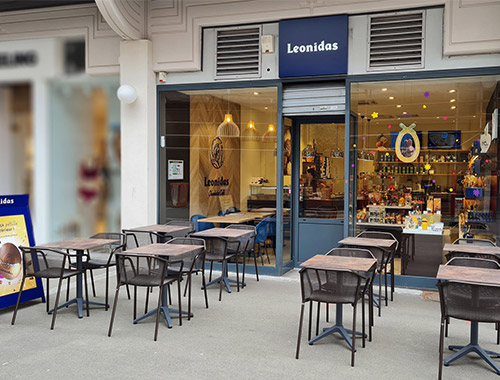 Devanture et terrasse extérieure de Leonidas Chocolate's Cafe SQY - Saint-Quentin-en-Yvelines