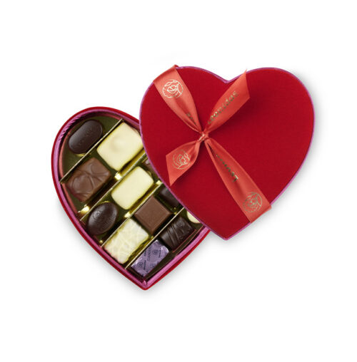 Coffret en forme de coeur en velours qui contient un assortiment de chocolats : noir, au lait, blanc