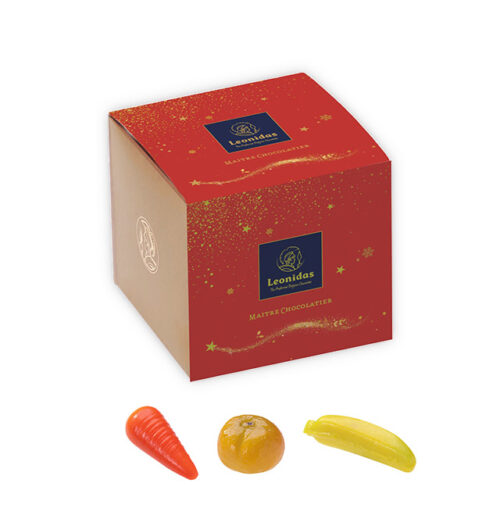 Cube de Noël garni de pâtes d'amandes en forme de fruits